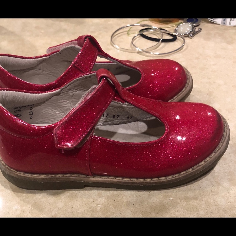 Kid Express.  Birdie T Strap. Sz 28(11-11.5).